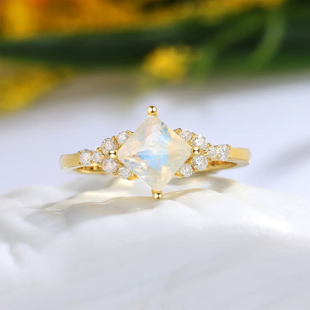 Delicate Diamond Wedding Ring in White Gold | KLENOTA